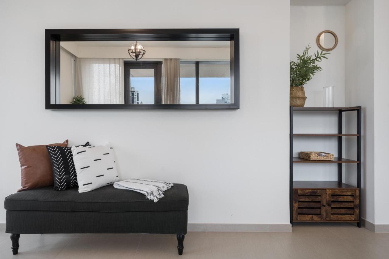 Breathtaking City Views From Dt Apt With Terrace Dubai Eksteriør bilde
